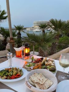 Piatto tradizionale maltese servito in un ristorante locale, gusta i sapori di Malta
